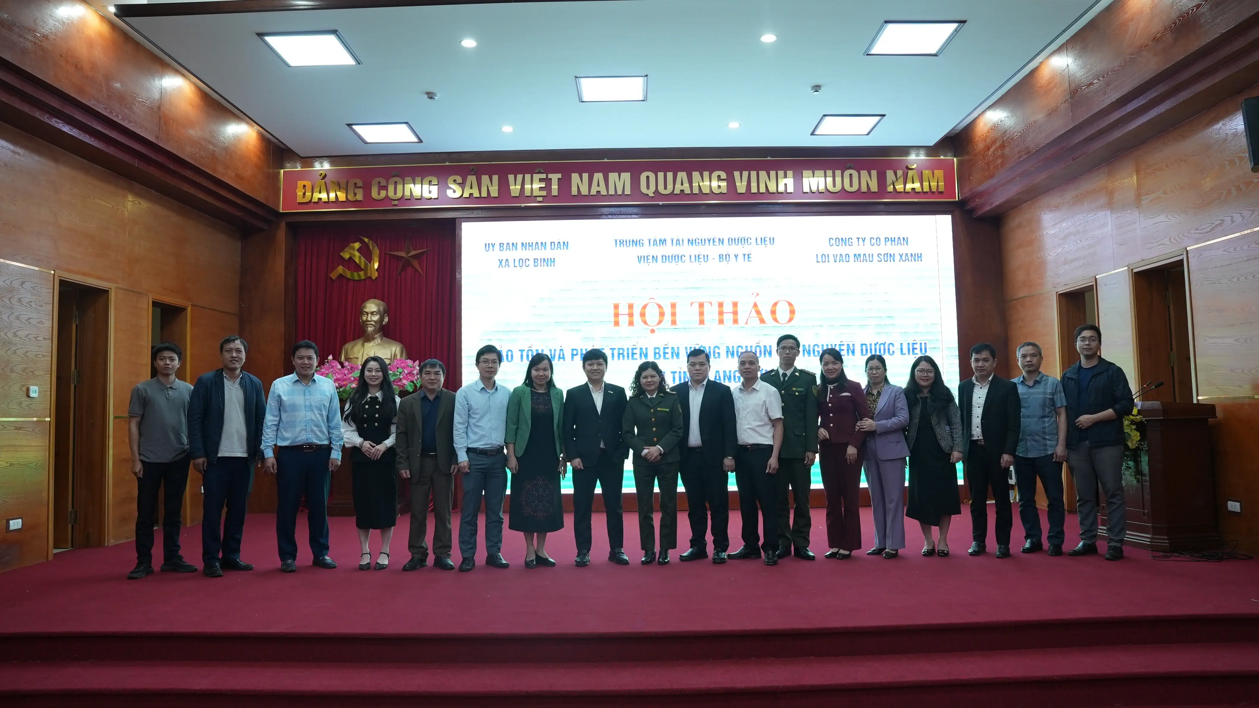 Đại diện Lãnh đạo các Sở ban ngành tỉnh Lạng Sơn, Viện Dược liệu, UBND huyện Lộc Bình cùng Ban lãnh đạo Công ty Mẫu Sơn Xanh chụp ảnh lưu niệm tại Hội thảo.