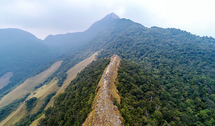 Nhìn từ xa, đỉnh núi Cha như là nơi giao hòa giữa trời và đất Xứ Lạng